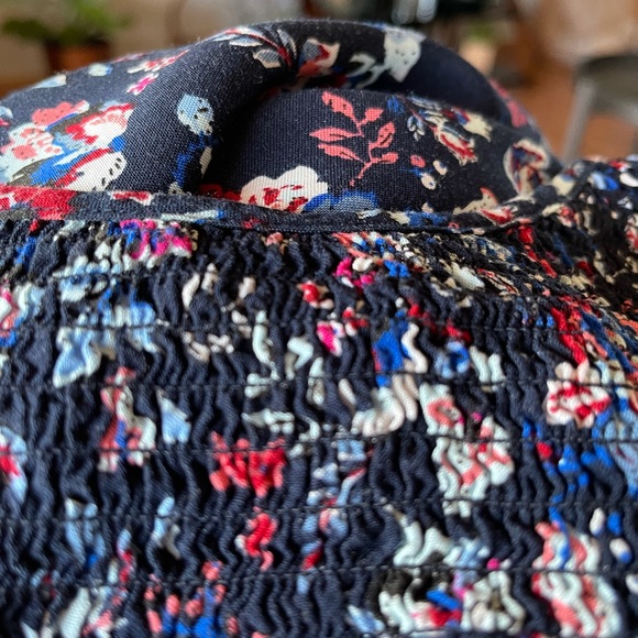 ⭕️Eyeshadow Shoulder-less Blouse w/sleeve. Size xl - Picture 3 of 5